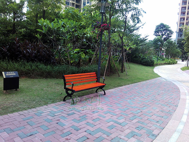  欣方圳垃圾桶廠家這里有您所需的各類垃圾桶產(chǎn)品和園林椅休閑椅，您只需要關(guān)注一下您身邊的市場(chǎng)或者來欣方圳官網(wǎng)瞧一瞧。您可以在欣方圳官網(wǎng)的案例里面，看到全國(guó)各地區(qū)的用戶案例及各種類型的用戶選擇。這不，深圳觀瀾的一位客戶又一次來我司欣方圳科技有限公司購(gòu)買了一批鑄鐵有靠背園林椅。       欣方圳的這批P27鑄鐵有靠背園林椅椅腳模具使用電腦雕刻，比一般廠家人工模具鑄鐵椅腳表面更光滑平整。耐壓性極強(qiáng)，同時(shí)具備很強(qiáng)的耐熱、耐磨、耐蝕、耐低溫的特性，鑄鐵有靠背園林椅，生產(chǎn)周期較短，給人以粗獷、莊重、穩(wěn)重的感覺，是戶外市政公共設(shè)施必選產(chǎn)品。    而且為了防止椅條在受力情況下往下變形，我們欣方圳的每一款休閑椅都在在椅條的下面加了兩條L30*3的熱鍍鋅角鋼加強(qiáng)支撐，加強(qiáng)椅條的支撐能力，有效的將承載力傳遞到椅腿上，防止椅條變形，加強(qiáng)休閑椅的抗沖擊能力，提高鑄鐵有靠背園林椅的壽命。