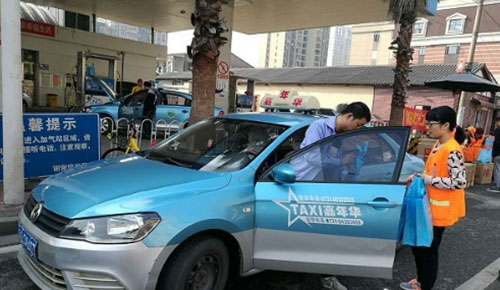 對(duì)車窗拋物說(shuō)不！長(zhǎng)沙環(huán)衛(wèi)局免費(fèi)發(fā)放2000個(gè)車載垃圾桶