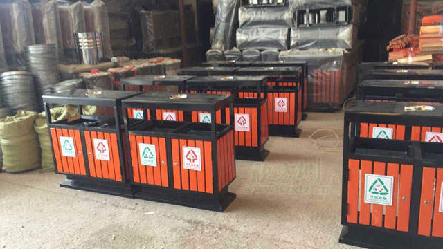 社區(qū)戶外鋼木分類垃圾桶工廠批量生產圖