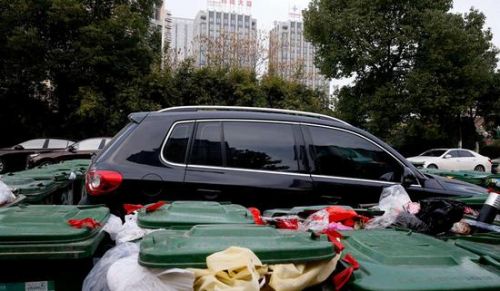 汽車被垃圾桶包圍是被惡搞還是得罪人了？