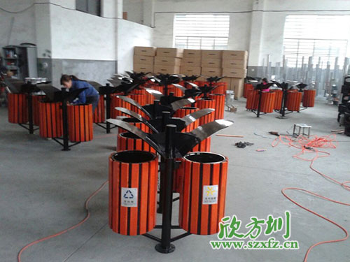 美化公園環(huán)境，就選河源鋼木垃圾桶